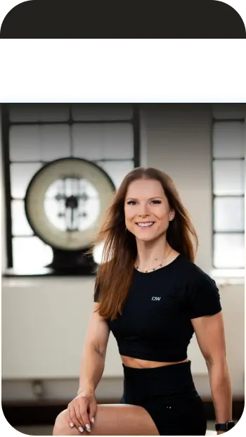 Coach Jasmin Löbel in Sportkleidung