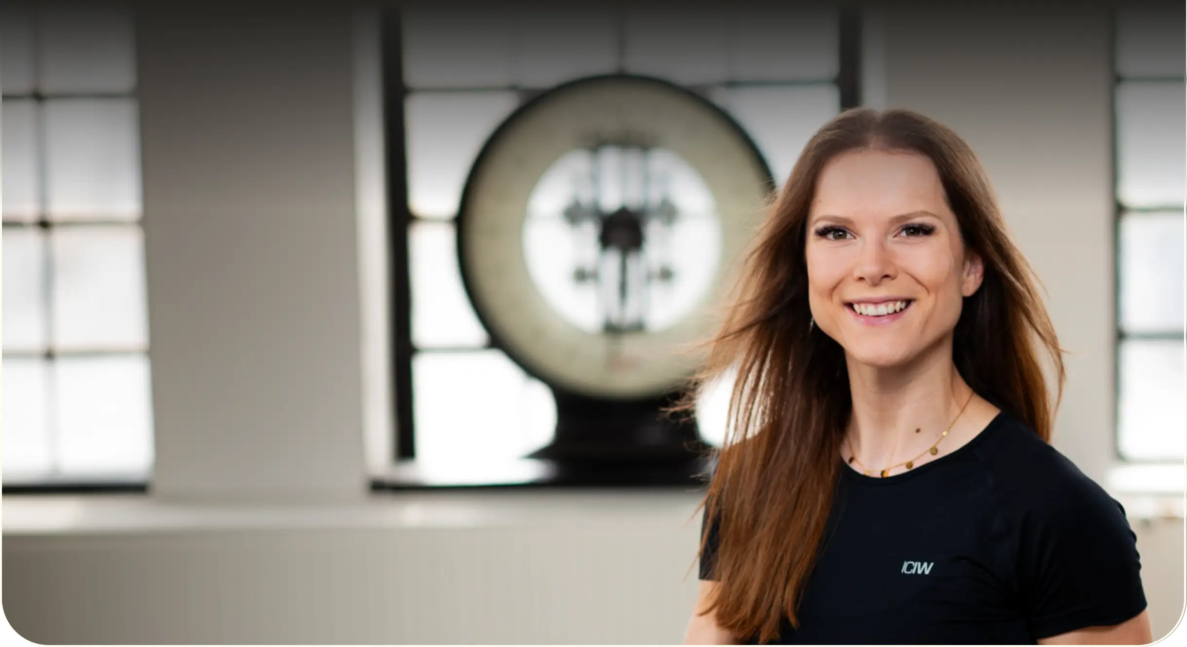 Coach Jasmin Löbel in Sportkleidung